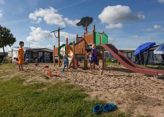 Chalet Op Gezellige Familiecamping Bij Zee