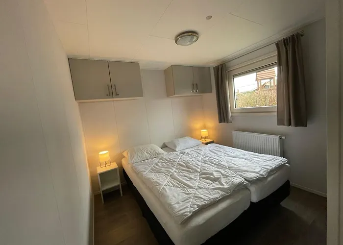 Chalet Op Gezellige Familiecamping Bij Zee